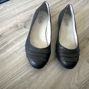 Black flats. Size 7.5 wide. Never worn- brand new.
